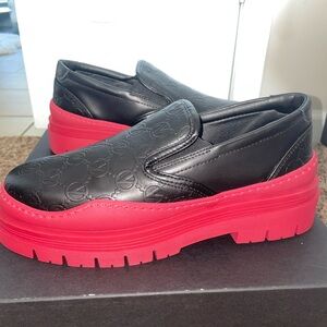 NWOT MARIO VALENTINO BLACK AND RED SHOES size 39